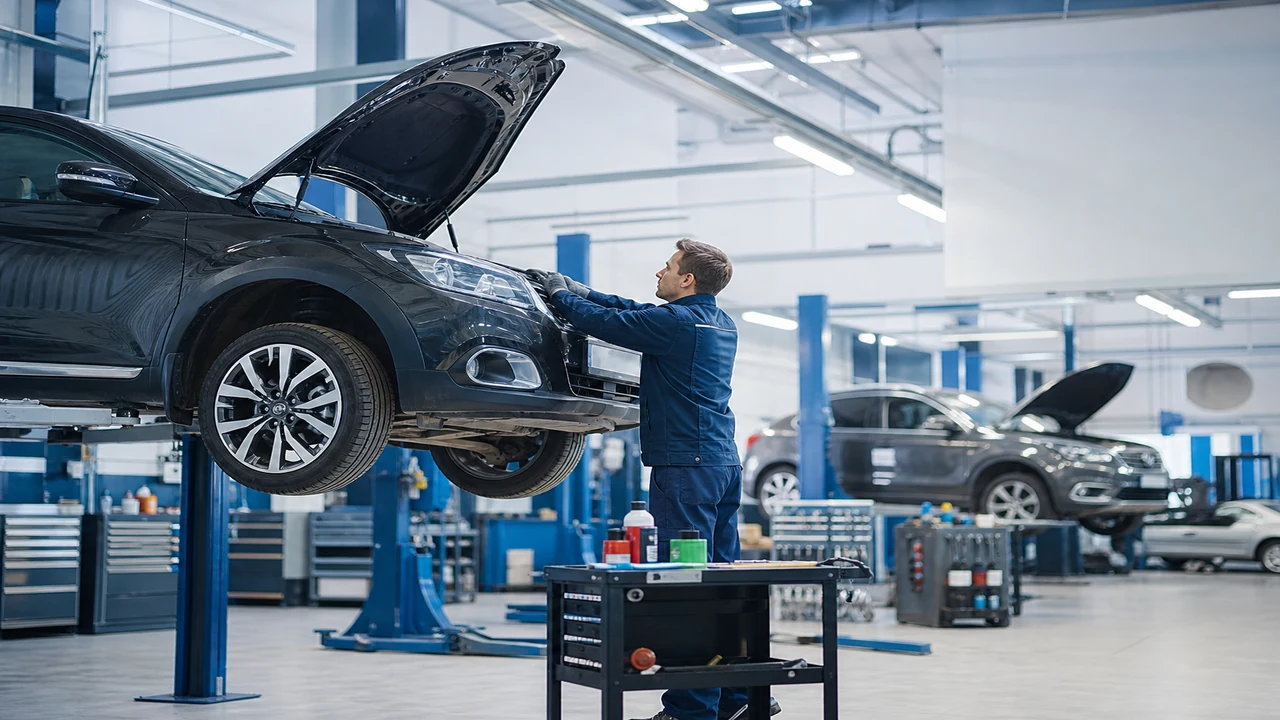 Helle Werkstatt mit Fahrzeug auf Hebebühne vor Fernfahrt-Vorbereitung